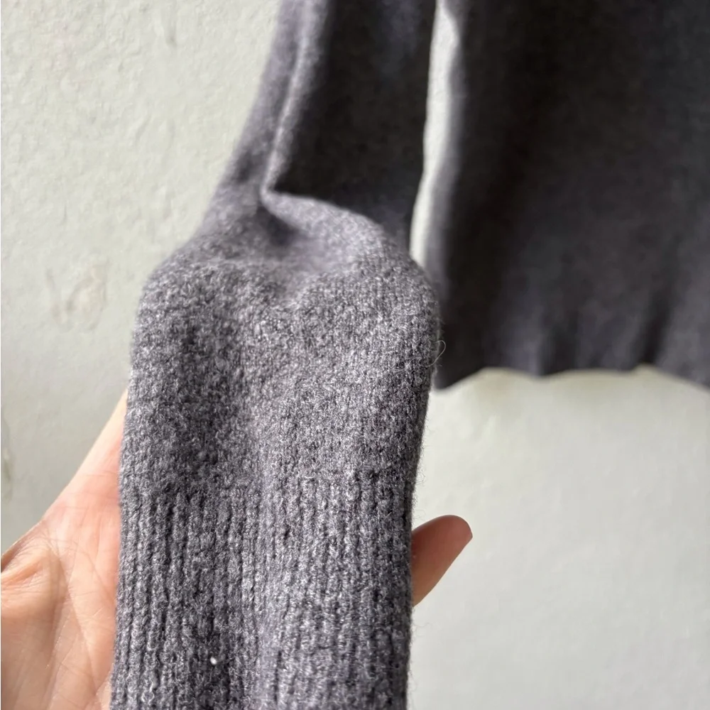 White House Black Market Ruffled Large Collar Sweater Size‎ M Gray Long Sleeve